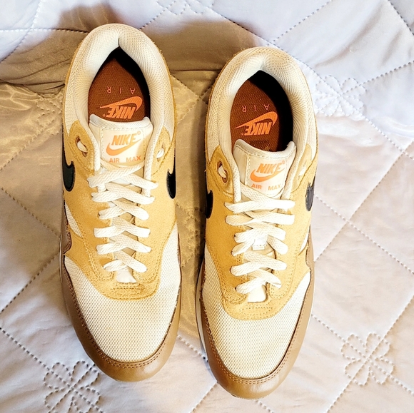 Nike Air Max 1 Essential in the "British Tan", And Bone colorway. Mens Size 10 - Picture 3 of 5